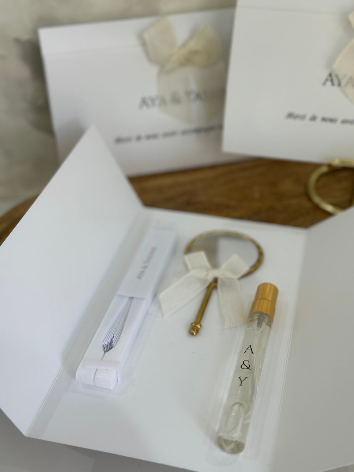 Livret Cadeau Personnalisé – Parfum, Miroir & Éventail