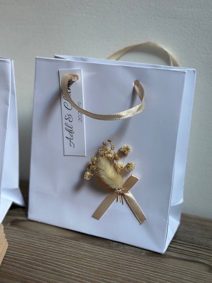 Bougie, Éventail gravée et Sac